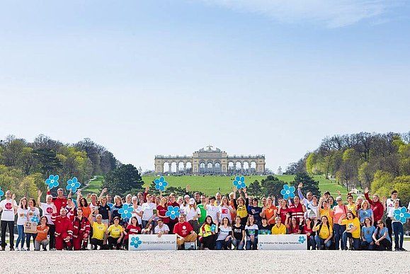 Eine große Gruppe der Vergissmeinnicht-Initiative posiert im Schlosspark Schönbrunn vor der Gloriette. Copyright: Schedl/Vergissmeinnicht