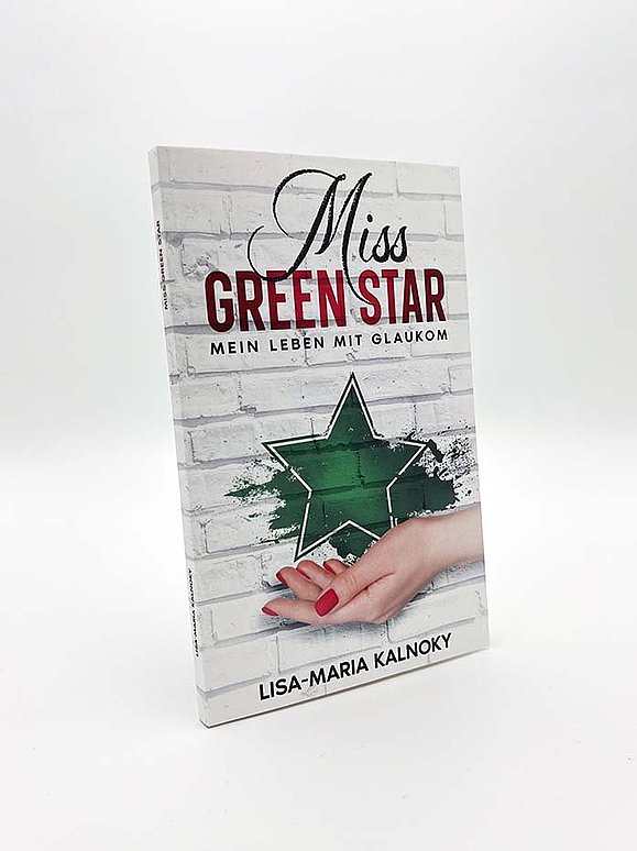 Das Buch "Miss Green Star - mein Leben mit Glaukom" von Lisa-Maria Kalnoky. Auf dem Cover sieht man einen grünen Stern als Graffiti auf einer weißen Ziegelwand. Darunter eine Hand mit roten Fingernägeln.