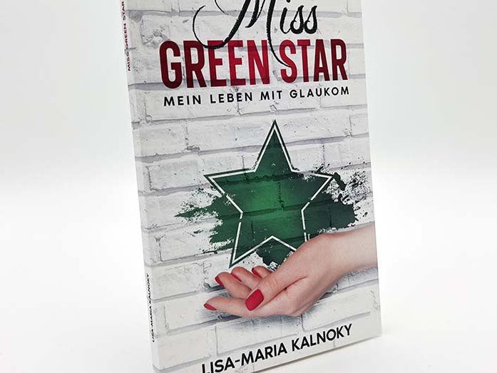 Das Buch "Miss Green Star - mein Leben mit Glaukom" von Lisa-Maria Kalnoky. Auf dem Cover sieht man einen grünen Stern als Graffiti auf einer weißen Ziegelwand. Darunter eine Hand mit roten Fingernägeln.