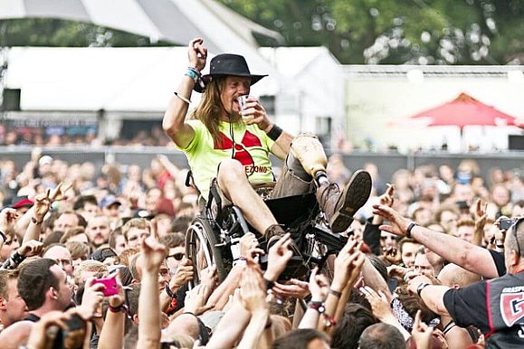 Crowdsurfer im Rollstuhl surft auf einer Menschenmenge auf einem Konzert im Freien, Copyright: Martin Wickler/Metal Hammer Deutschland