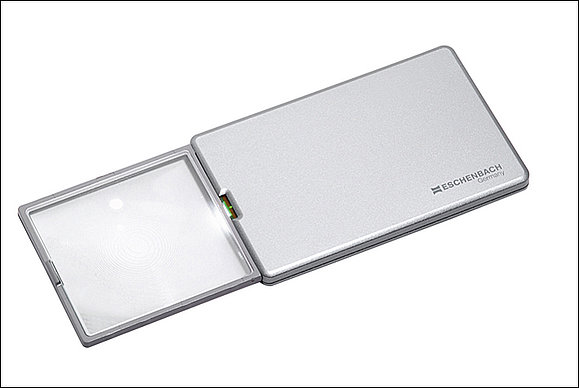 Silbergraue Taschenlupe easyPocket mit LED-Beleuchtung. Copyright: Eschenbach Optik GmbH
