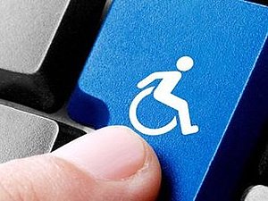 Tastatur mit einem blauen Taststein mit Rollstuhlfahrer
