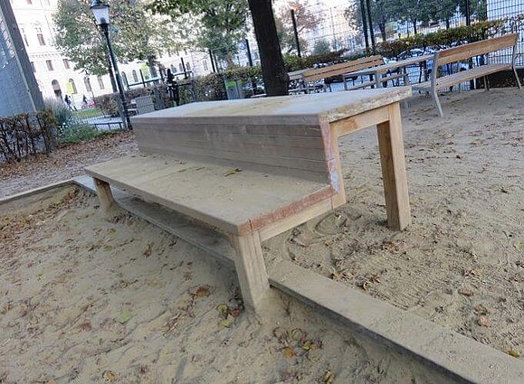 Unterfahrbarer Sandspieltisch bei einer Sandkiste