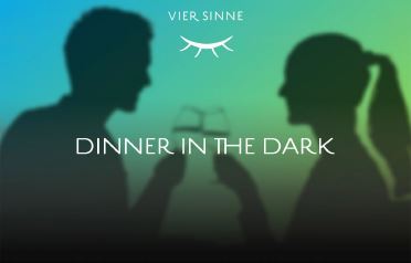 zwei Schatten von Menschen, die mit Weinglas anstoßen und überschrift: Dinner in the Dark