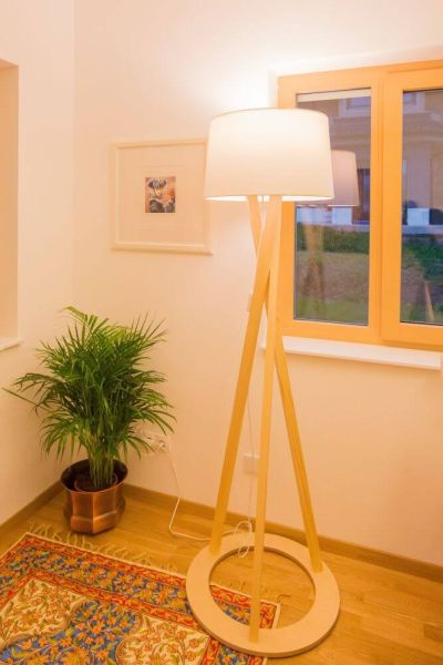 Blendfreie Stehleuchte mit gleichmäßiger Ausleuchtung für Wohnräume, Copyright: VIDEBIS 2 Meter hohe blendfreie Stehlampe mit 3 Holzbeinen