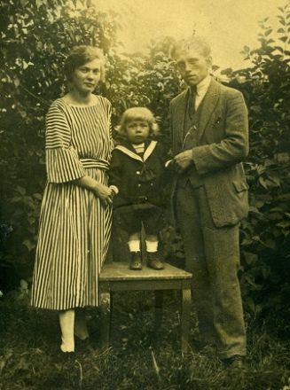 Eltern mit Kind, schwarz-weiß-Foto
