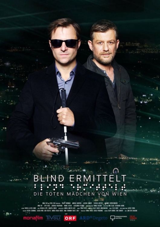 Filmplakat von "Blind ermittelt": Zwei Schauspieler stehen hintereinander, Vordere hält Langstock in den Händen. Copyright: ARD Degeto/Mona Film/Philipp Brozsek"