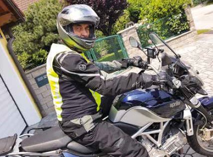 Mann mit Helm auf Motorrad