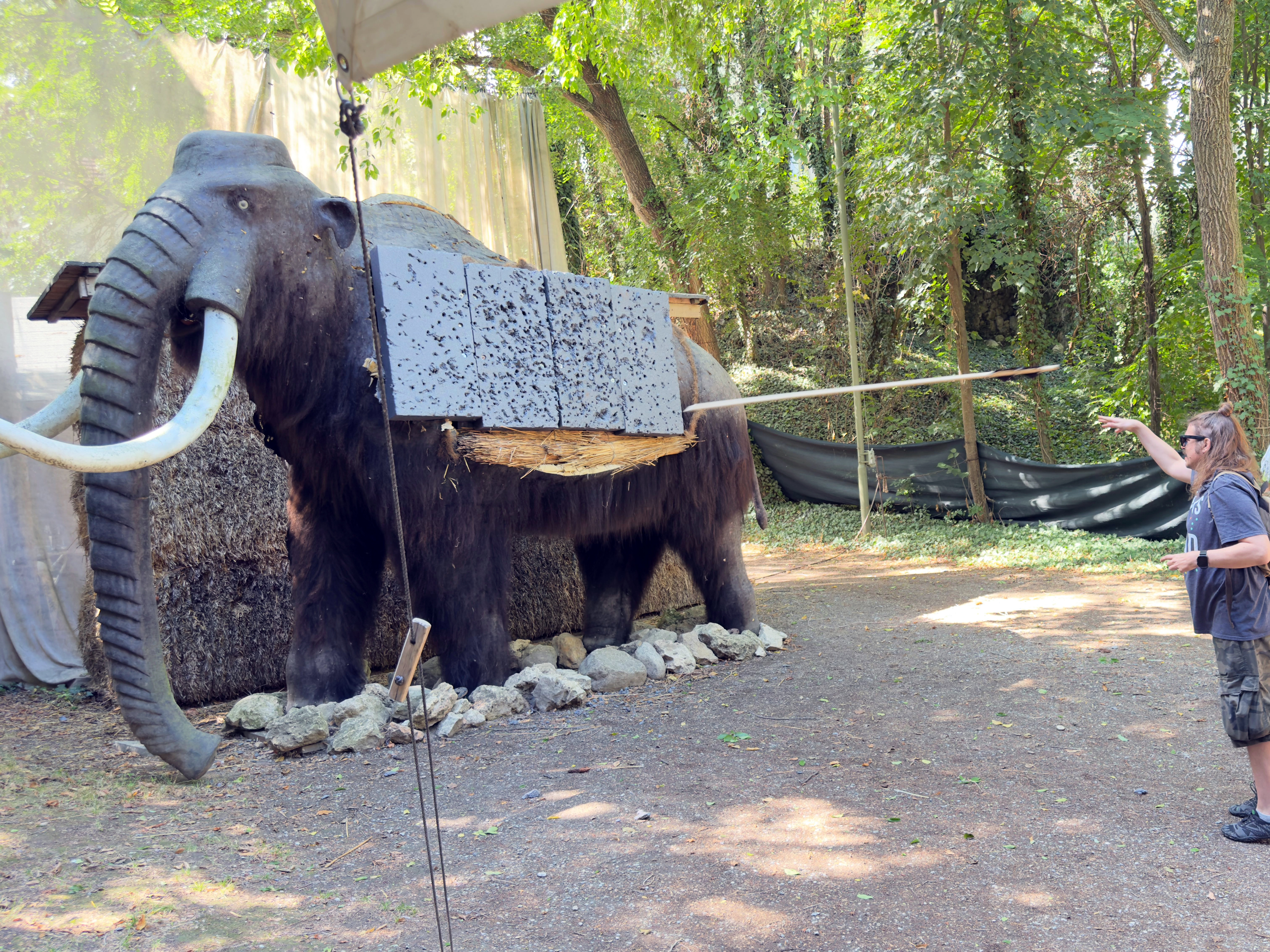 Foto: © Hilfsgemeinschaft Ein blinder Mann wirft mit einem Speer auf eine Mammut-Attrappe