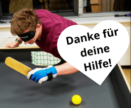 Danke für deine Hilfe bei der Anschaffung des Showdown-Tisches Ein Mann mit Augenmaske und Schläger in der Hand spielt den Ball auf einem Showdown-Tisch. Daneben weißes Herz mit Text "Danke für deine Hilfe!".