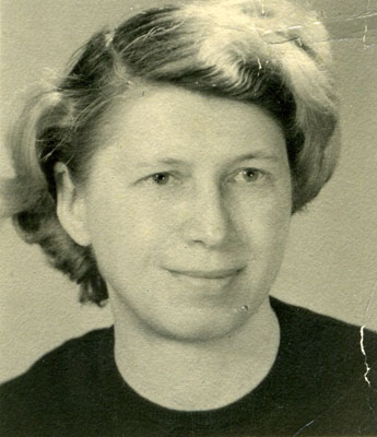 Schwarz-Weiß Foto einer jungen Dame mit freundlichem Lächeln