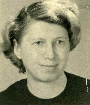 Irmentraut Piletschka Schwarz-Weiß Foto einer jungen Dame mit freundlichem Lächeln