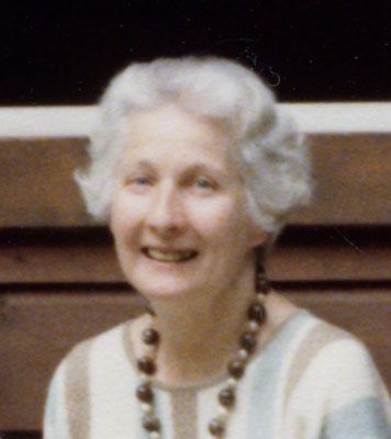 Gertrude Eigelsreiter Eine ältere Dame lächelt fröhlich in die Kamera