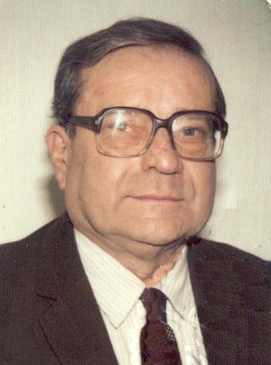 Walter Kraus Ein Herr mittleren Alters mit großer Brille, Anzug und Krawatte blickt leicht lächelnd in die Kamera