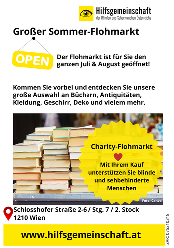 Gestapelte Bücher, Flyer für den Charity-Flohmarkt mit Infos zur Veranstaltung