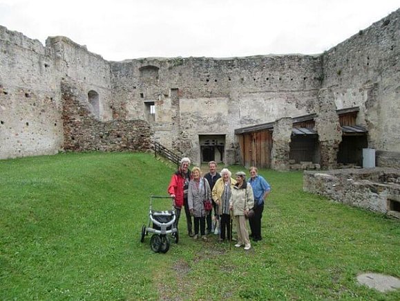 6 Personen stehen zusammen in der Burgruine Kirchschlag