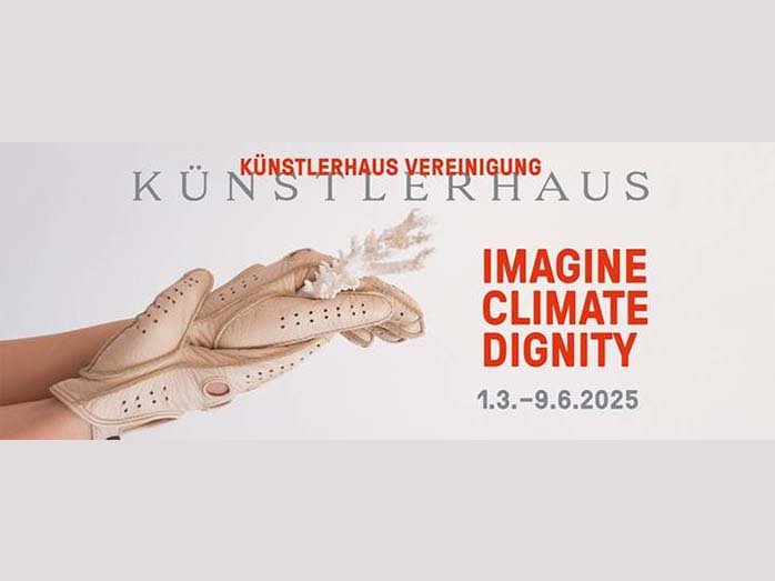 Zwei in cremefarbenen Handschuhen steckende Hände halten einen weißen, korallenartigen Gegenstand vor grau-weißem Hintergrund. Zusätzlich sind Details zur Ausstellung in rot und grau auf das Plakat gedruckt.