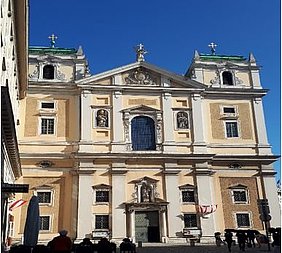 Gebäude von außen vor blauem Himmel