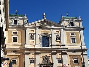 Gebäude von außen vor blauem Himmel