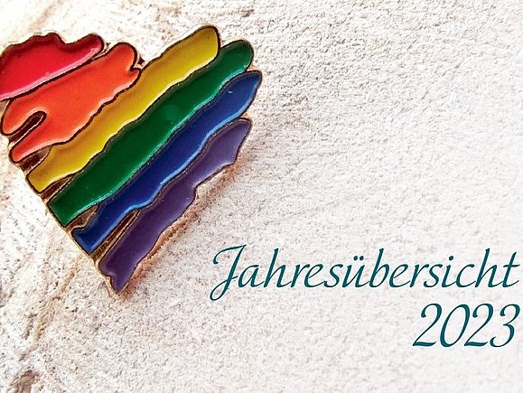 Ein Regenbogen-Herz auf hellem Hintergrund, daneben steht Jahresübersicht 2023