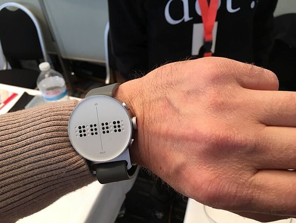 Braille Uhr für blinde Menschen an Handgelenk