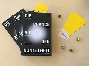 Drei Exemplare des Buches "Die Chance aus der Dunkelheit" liegen gestapelt übereinander. 