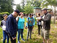 Eine Gruppe von Jugendlichen und Eltern bekommen eine Führung