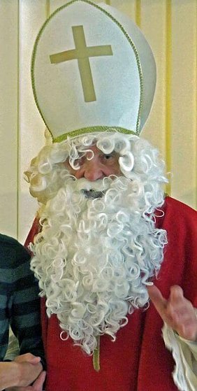 Mann als Nikolaus verkleidet