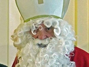 Mann als Nikolaus verkleidet