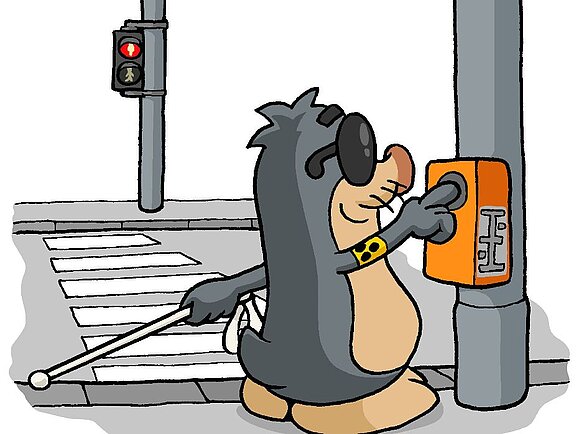 Maskottchen AUGust mit Langstock wartet vor einer roten Fußgängerampel und fordert die akustische Freiphase an.
