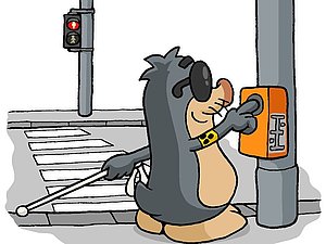 Maskottchen AUGust mit Langstock wartet vor einer roten Fußgängerampel und fordert die akustische Freiphase an.