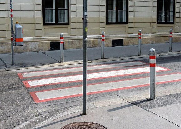 Füßgängerübergang mit Zebrastreifen ohne taktile Aufmerksamkeitsfelder, Copyright: Klaudia Mattern