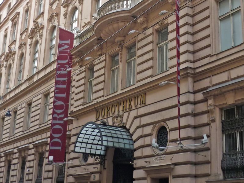 Ein Foto von einem älteren Gebäude auf dem "Dorotheum" steht