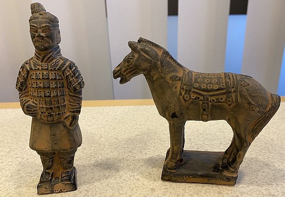 Zwei Kunstfiguren in dunkler Optik Statue und Pferd
