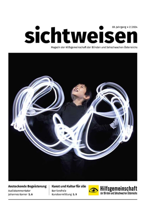 Cover des Magazins sichtweisen in weiß mit schwarzer Überschrift: Sichtweisen. Coverbild ist eine Langzeitaufnahme: ein lachender Junge auf schwarzem Hintergrund, um den Bahnen aus weißem Licht schwirren. 
