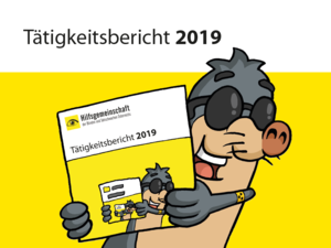 Am Titelblatt ist links oben das Logo der Hilfsgemeinschaft, darunter die Schrift "Tätigkeitsbericht 2019" und dann ein Bild unseres Maskottchens AUGust, wie er den Tätigkeitsbericht in seinen Händen hält.