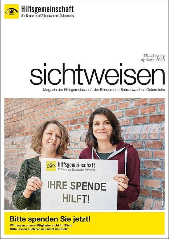 Das sichtweisen-Coverfoto zeigt Krista Klement und Henriette Werner vom Fundraisingteam die lächelnd ein Schild mit der Aufschrift „Ihre Spende hilft!“ in die Kamera halten.