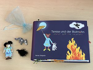 Querformatiges Buchcover dunkelblau mit Illustration von Kind und Flammen. links vom Buch Figuren von Kind, Wolf und Rabe
