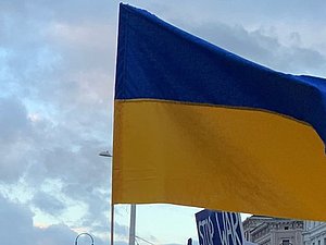 Ukraineflagge vor blauem Himmel