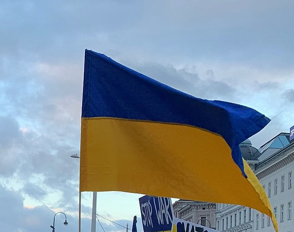 Ukraineflagge vor blauem Himmel