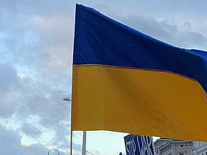 Ukraineflagge vor blauem Himmel