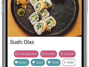 Blick auf ein Smartphone das eine Abbildung eines Sushi-Gerichts samt Beschreibung und Preis anzeigt