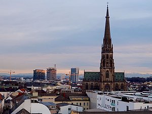 Skyline von Linz mit Kirchturm