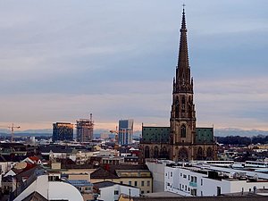 Skyline von Linz mit Kirchturm