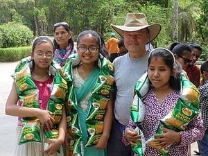 Drei junge Frauen und ein Mann lächeln