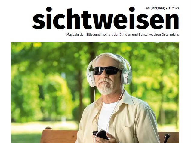 Cover Sichtweisen-Magazin 68. Jahrgang Ausgabe 1 2023: Mann mit Kopfhörern und Sonnenbrille sitzt auf Parkbank und hört was auf dem Smartphone. Daneben weißer Stock angelehnt
