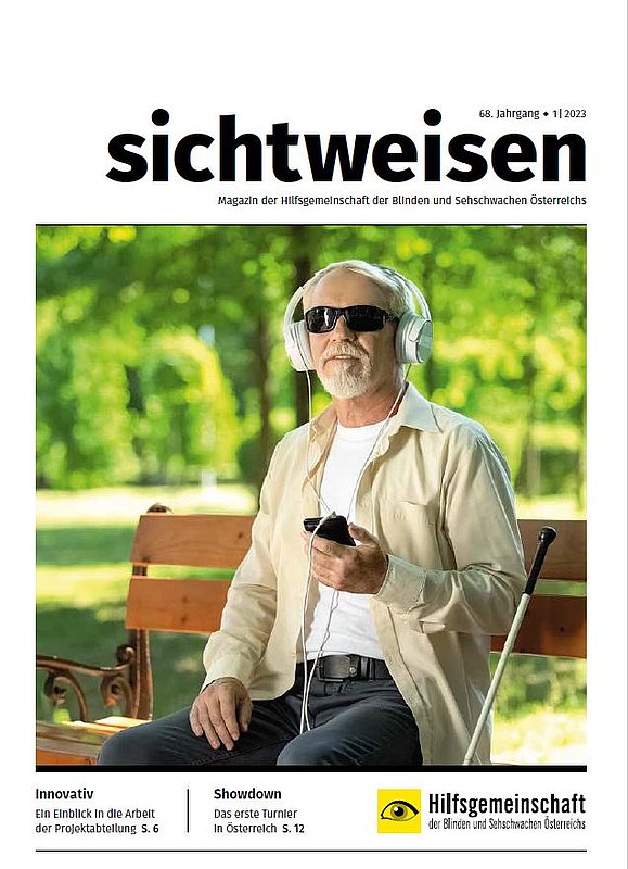 Cover Sichtweisen-Magazin 68. Jahrgang Ausgabe 1 2023: Mann mit Kopfhörern und Sonnenbrille sitzt auf Parkbank und hört was auf dem Smartphone. Daneben weißer Stock angelehnt