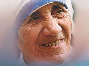 Filmplakat "Sonnenaufgang über Kalkutta": Mutter Theresa lächelnd