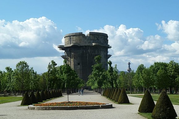 Aufnahme im Augarten mit Blick über den Kiesweg Richtung Flakturm