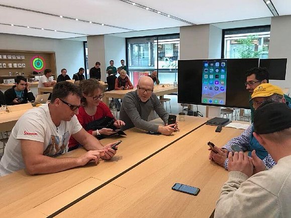 Die praktischen Tipps des Apple-Trainers wurden gleich am Smartphone getestet.